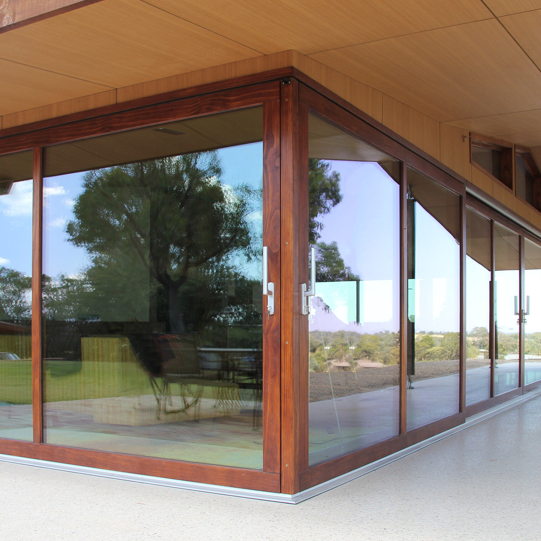 ETW+D_KG_Triple_Glazed_Accoya_Timber_Lift_Slide_Doors_Closed#1B